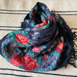 Stunning 100% wool rose scarf wrap